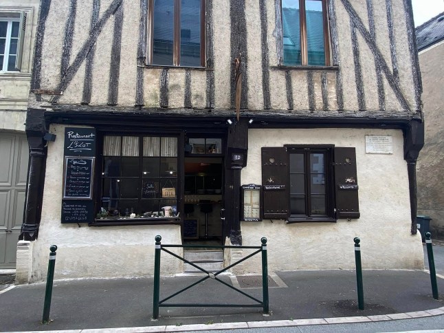 Picture from the Facebook page of Restaurant l'?lot, Amboise, France. https://www.facebook.com/restaurantlilotamboise